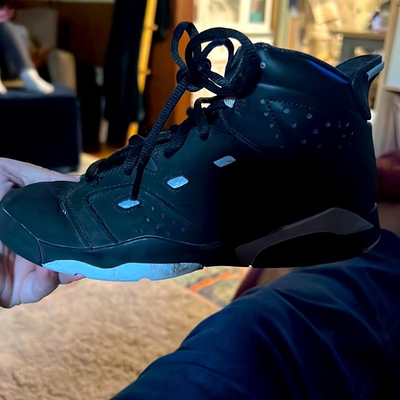 Boys basketball Jordan’s! Black with silver accent. - Picture 1 of 4